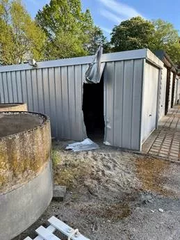 Die aufgebrochene Garage auf dem Gelände des Trinkwasserversorgers