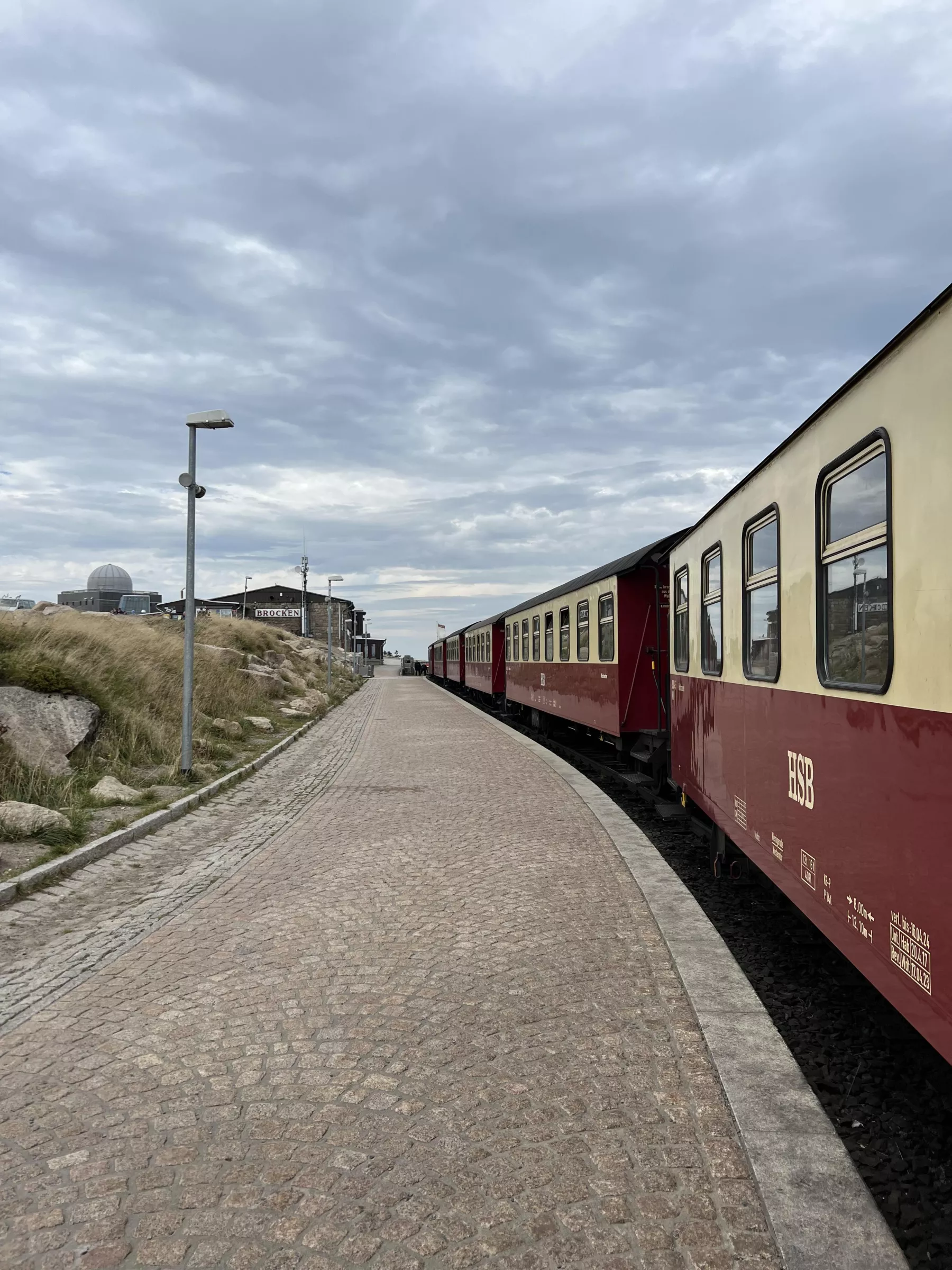 Ein Zug der Harzer Schmalspurbahnen hält auf dem Brocken