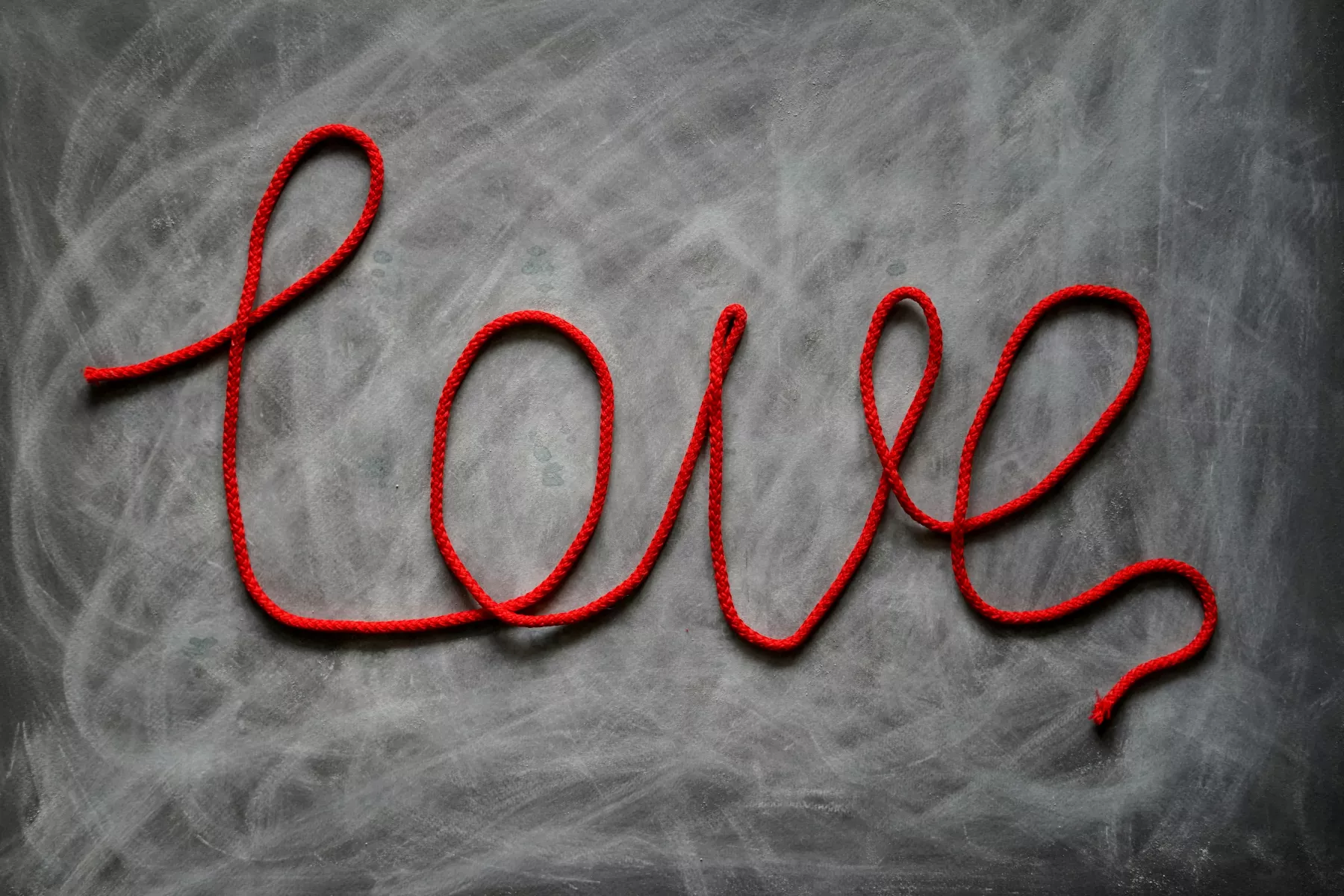 Roter Faden als "Love" Schriftzug