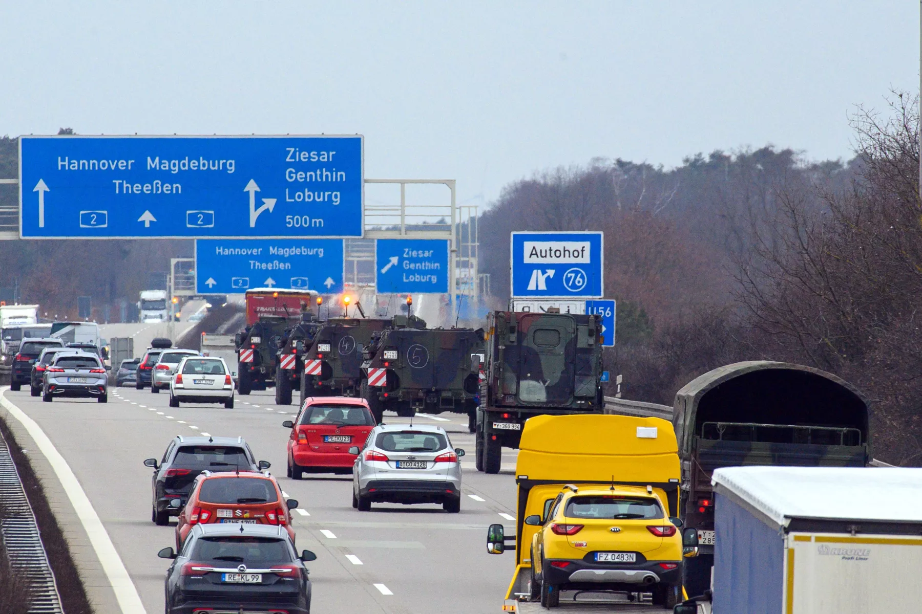 Brandenburg, Ziesar: Fahrzeuge der Bundeswehr rollen im dichten Verkehr über die A2