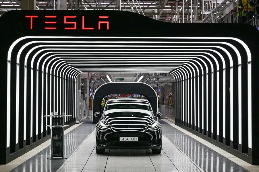 Tesla Typ Y auf einem Band der Fabrik