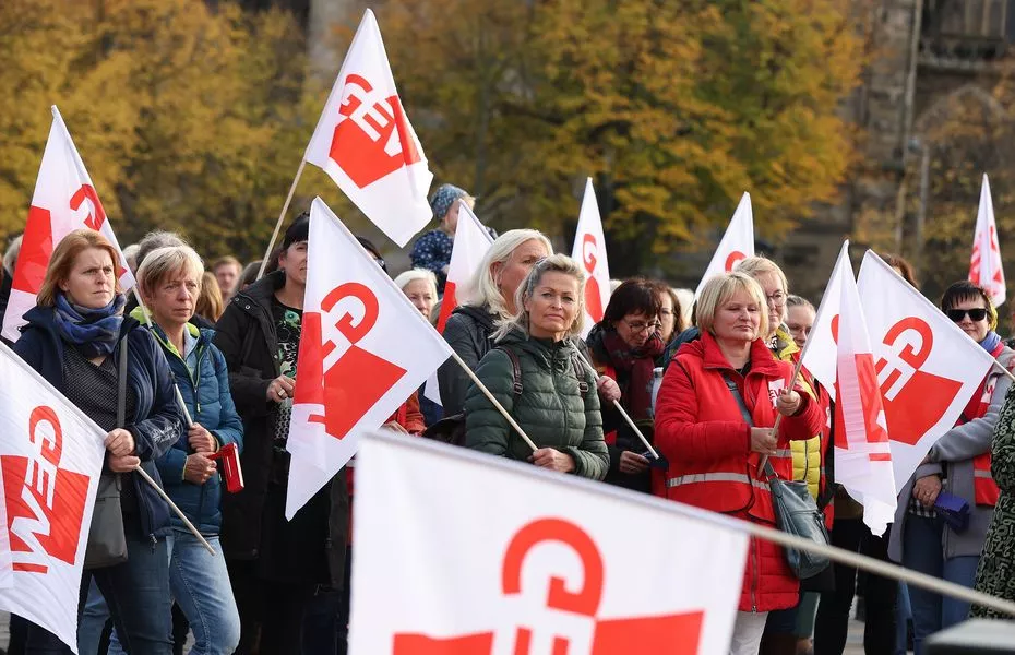 Grundschullehrerinnen und -lehrer aus Sachsen-Anhalt protestieren vor dem Landtag in Magdeburg