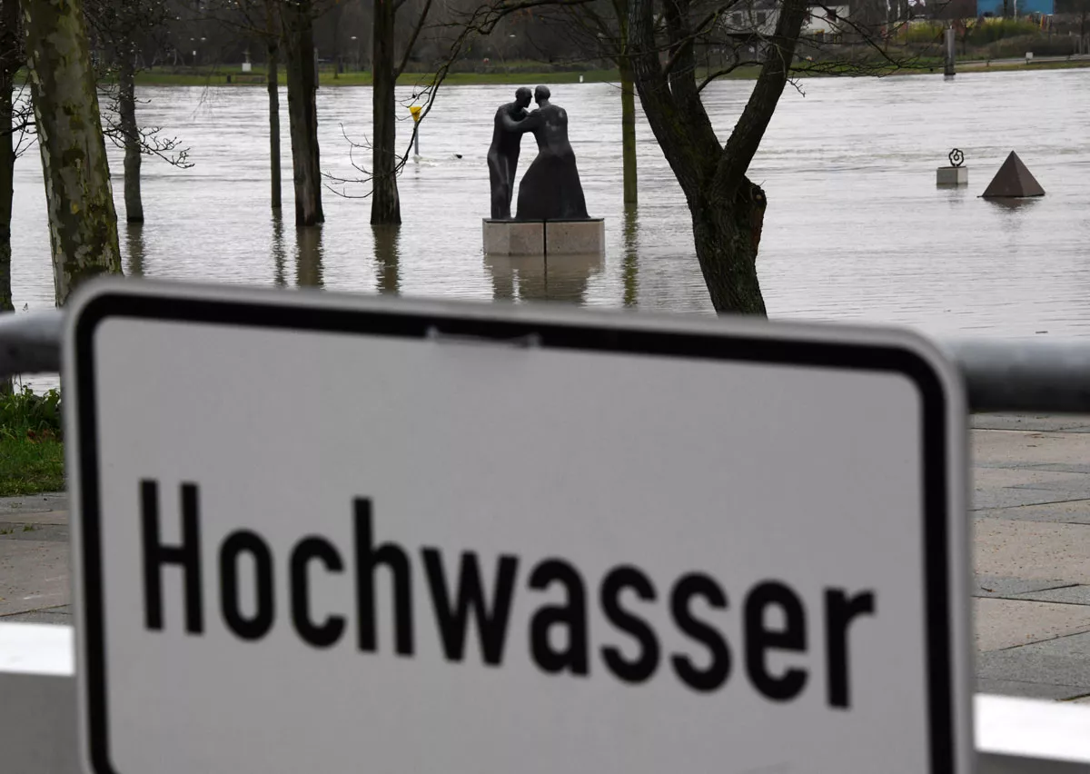 Symbolbild: Schild, auf dem Hochwasser steht