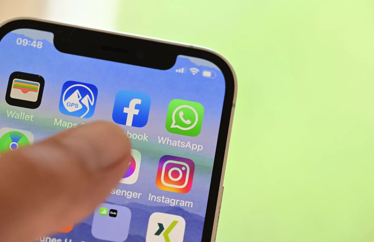 Auf einem Handy sind die Symbole von Apps von Sozialen Medien (Facebook, WhatsApp, Instagram zu sehen.