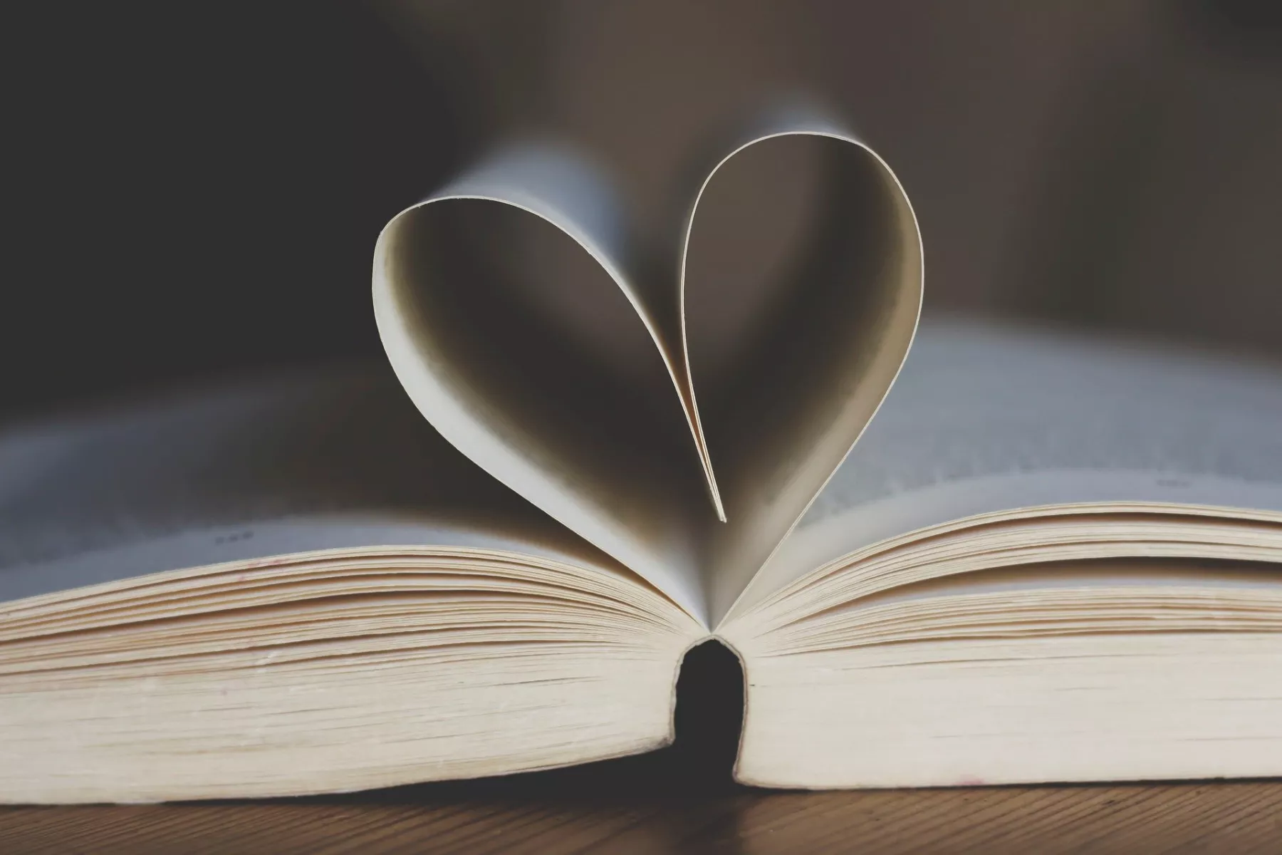 Aufgeschlagenes Buch, zwei Seiten formen ein Herz